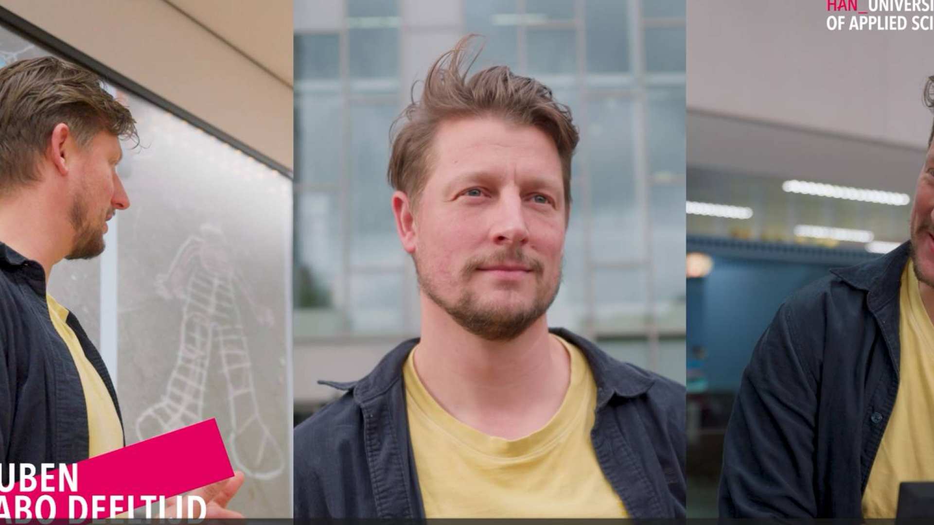 Man met een baardje, geel shirt en vestje aan