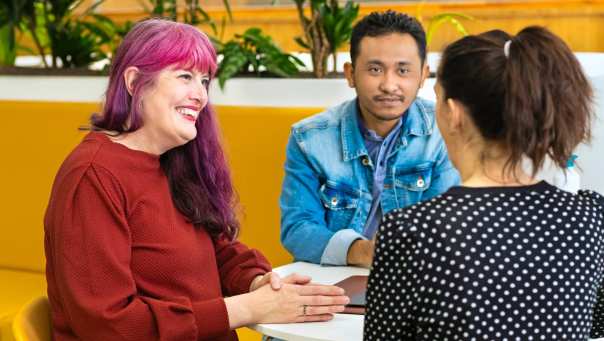 Twee studenten luisteren