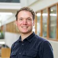 portret Matthias van den Belt, donkerblauwe blouse dragend