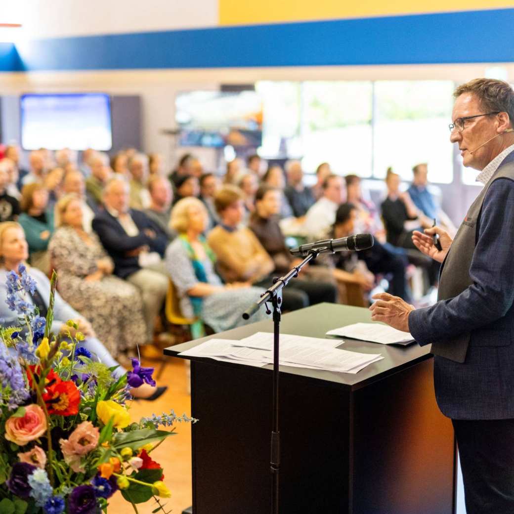 Installatie lector Eric Velleman met publiek in de aula
