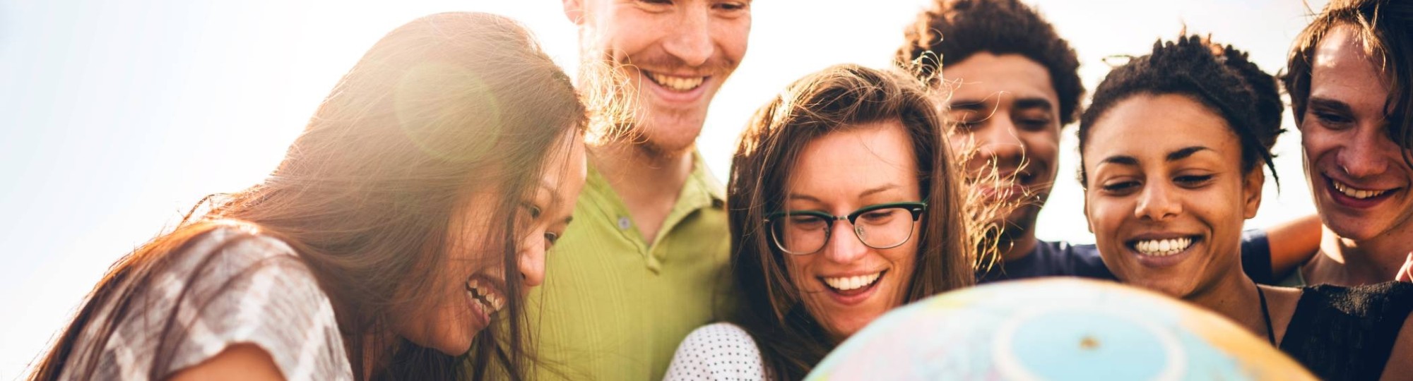 Social work International studenten rond wereldbol horizontaal