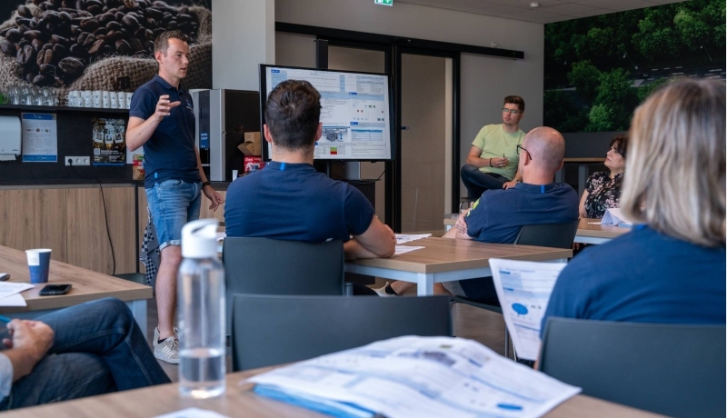 Werksessie van medewerkers van  VB Airsuspension tijdens de werkplaats Lean en Continu Verbeteren