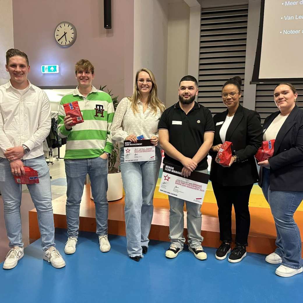 Studenten beste verbeterprojecten op het podium tijdens het HAN Lean Event 2025