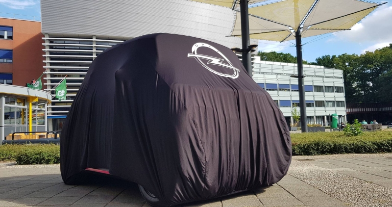 Opel Rocks-e is nog onder een onthullingskleed verstopt op de HAN Campus in Arnhem