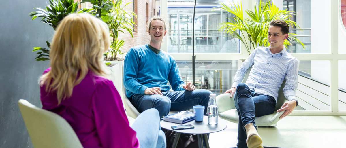 studenten Ad accountancy deeltijd in overleg bij de HAN Arnhem, finance, financieel, AFEM, laptop