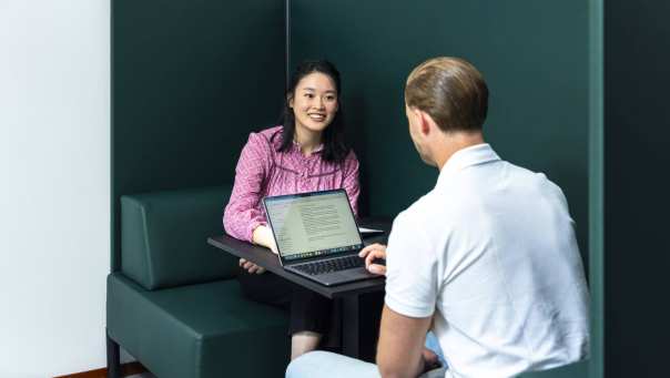 Studenten studeren in privacy hokje
