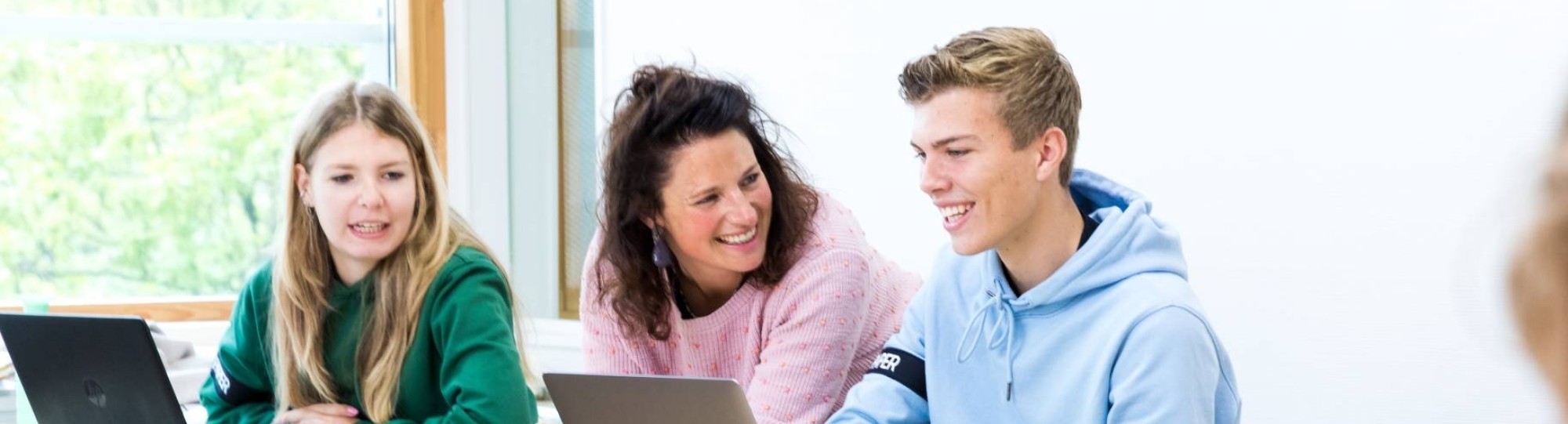 Pabo-ALO studenten sparren met hun docent in Pabo lokaal, achter de laptop.