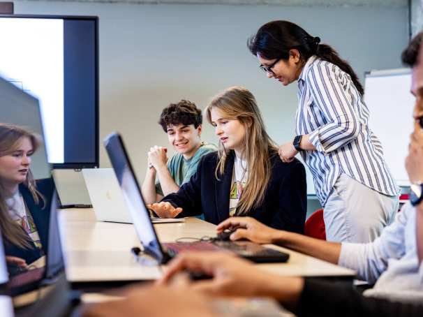 Master Engineering Systems Automotive Systems: studenten en docent in overleg in het klaslokaal.