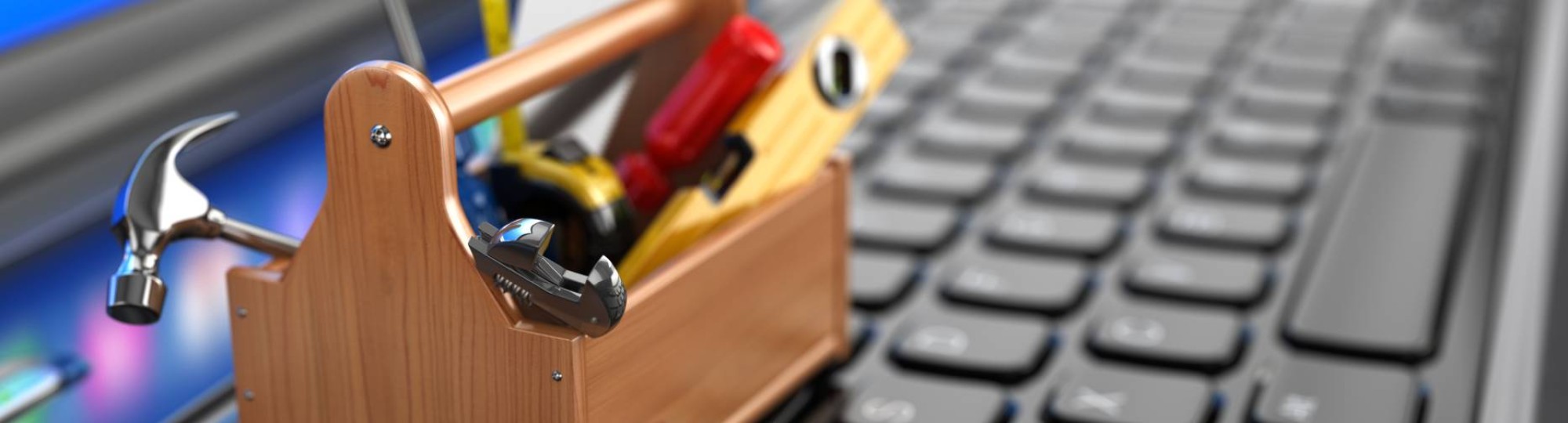 Gereedschapskistje op een toetsenbord.