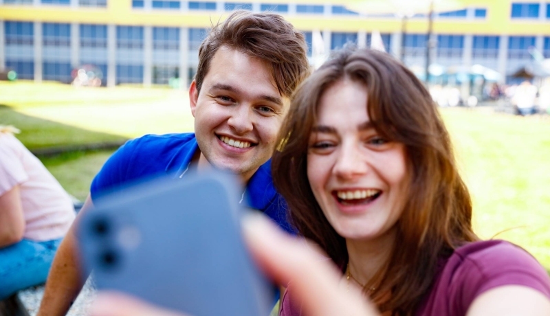 Studenten buiten mobiel selfie man vrouw
