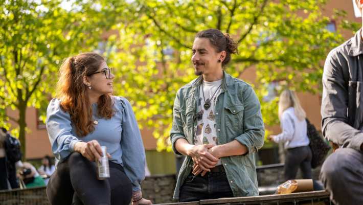 studenten buiten op de rookvrije campus