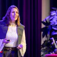 lector Marloes Kleinjan met toga die haar rede houdt 11 juni 2026