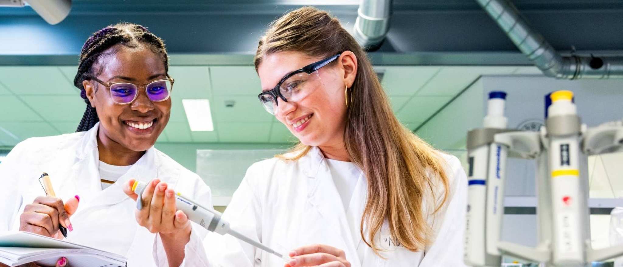 studenten met een pipet aan het werk in een bml lab