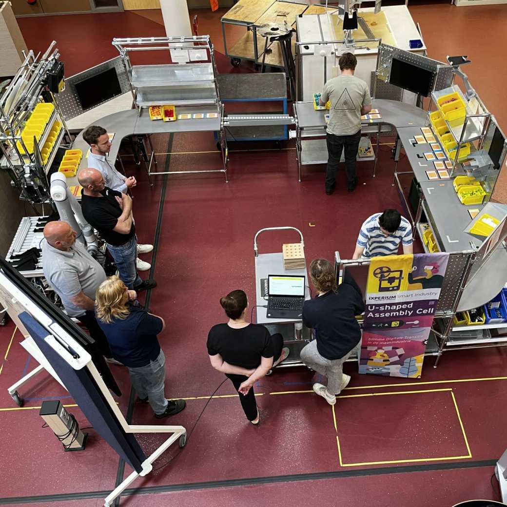 Studenten en scania medewerkers volgen een workshop aan de u-vormige assemblagecel
