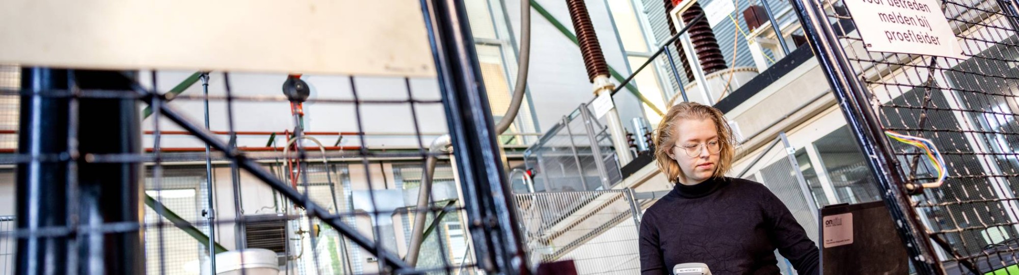 Afstudeerstudent Bianca in het hoogspanningslab van Qirion waar zij haar eindopdracht uitvoerde.