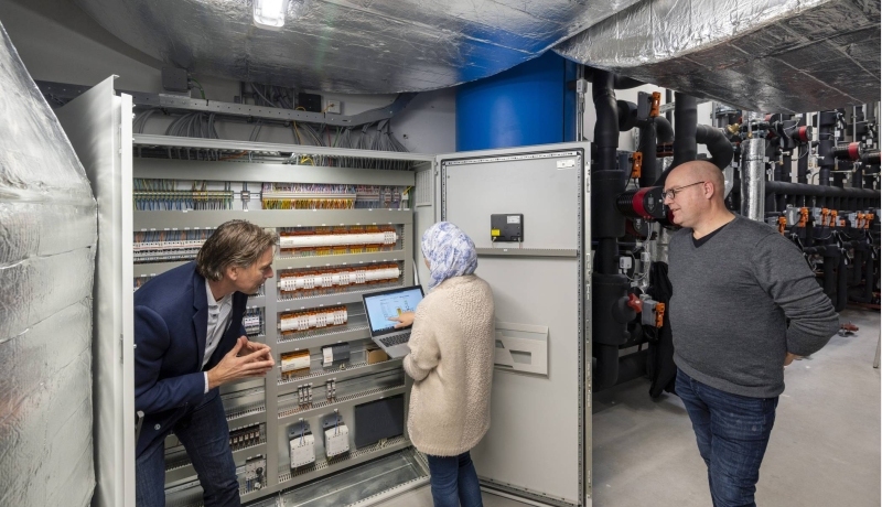 Ron met student bij installatie