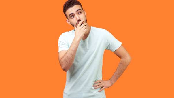 Jongen die twijfelt, gebruik mbo magazine