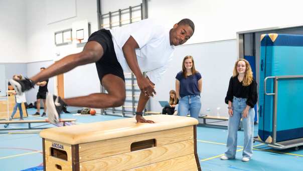 Student PMT springt over de bok in gymlokaal