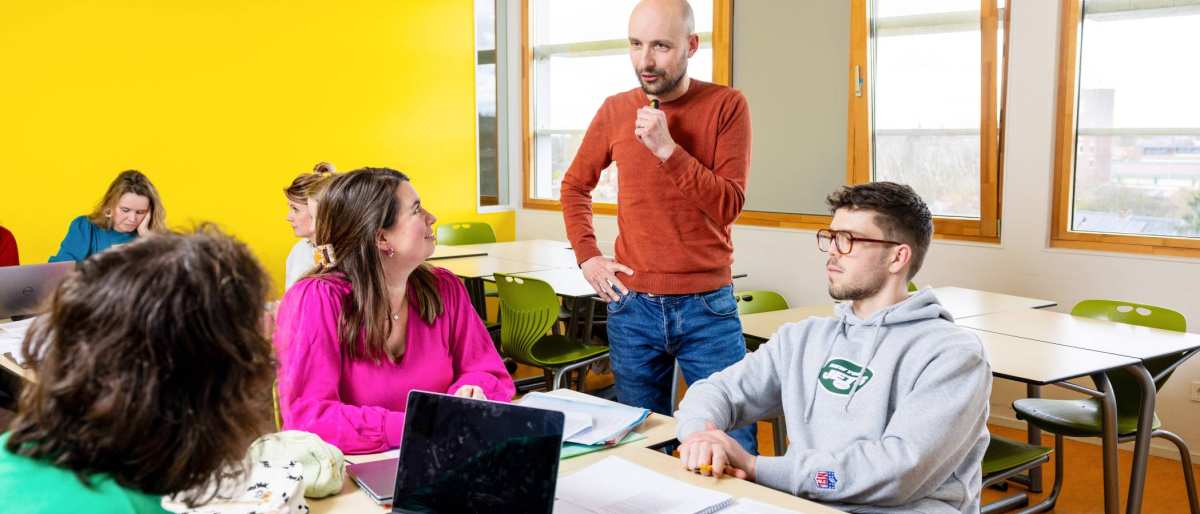 De studenten zijn in overleg met de docent. 