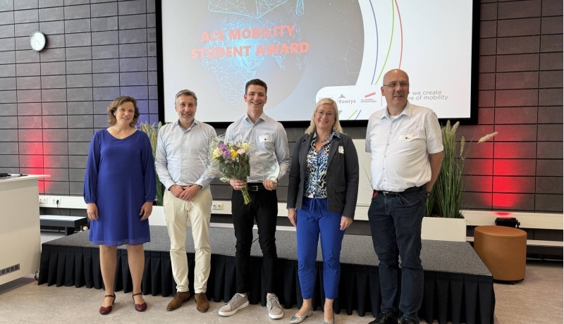 Tim Vianen, student Werktuigbouwkunde, met bosje bloemen in de handen