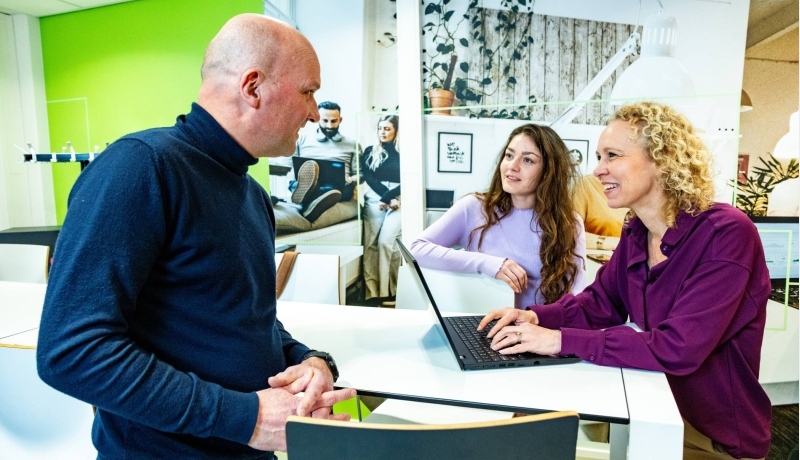Twee deelnemers aan de post-hbo Netwerkleiderschap met elkaar in gesprek