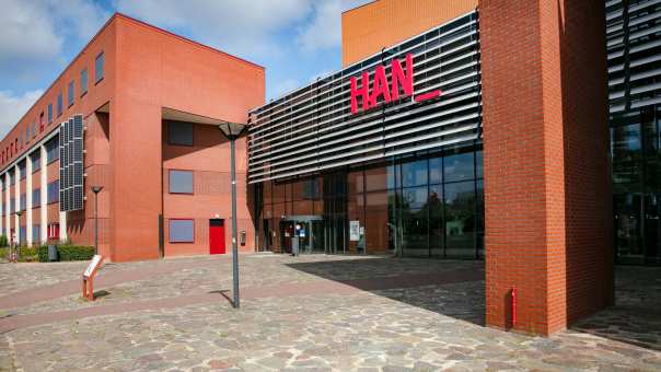 Nijmegen, Kapittelweg 33, ingang, zijaanzicht links, ingang, siging, branding