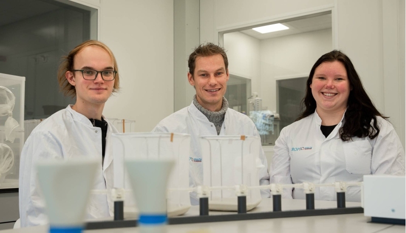 Twee minorstudenten, Freya en Thijmen, onderzoeken muggen in opdracht van TropIQ met projectleider Marnix