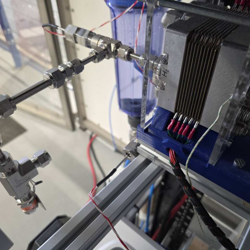 Foto van machines elektrolyse-installaties binnen onderzoek Sander Helmig voor HyPRO-project