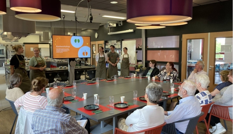 COPD-patiënten van het Longpunt die een kookworkshop krijgen in het Praktijkhuis