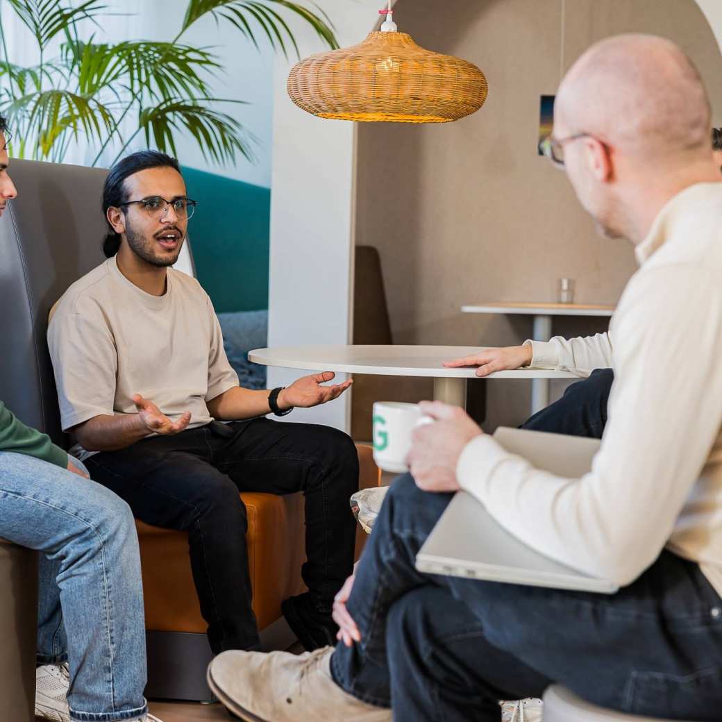 Een docent International Social Work legt de verschillen tussen Social Work en International Social Work uit.