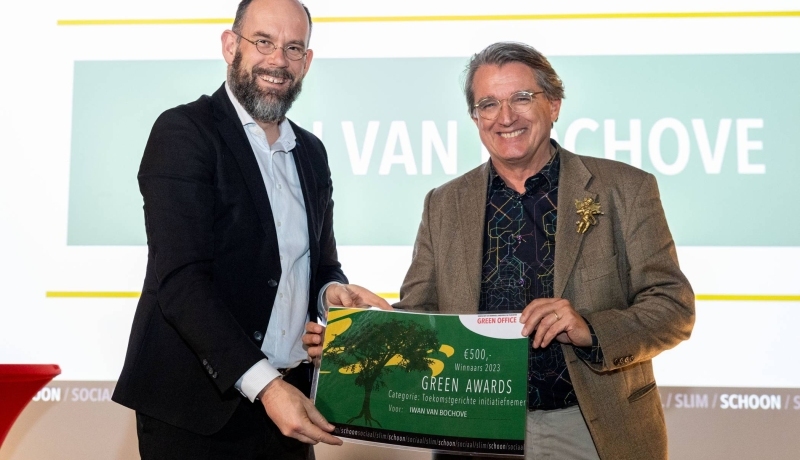 Iwan van Bochove, coördinator van het HAN Mobility Innovation Center (MIC) en een ervaren industrieel ontwerper, heeft de HAN Green Award 2023 ontvangen in de categorie Toekomstgerichte Initiatiefnemer.