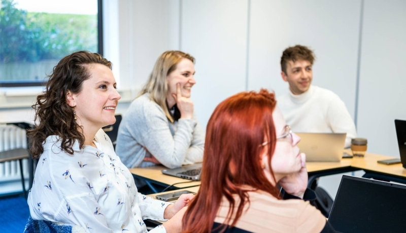 Studenten luisteren tijdens een les header website