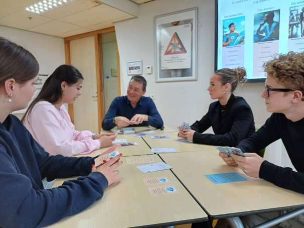 educatie_stuurkracht-challenge-docent-student-spelspelen-2_2025. Op de foto Anna Deeben, Zoe Flissinger, Harry Stokhof, Matttias Meijers, Milou Hendriks