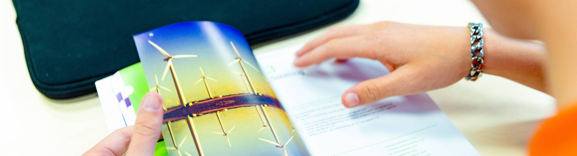 Logistics Management voltijd, LM, foto 8137, student bladert in studieboek
