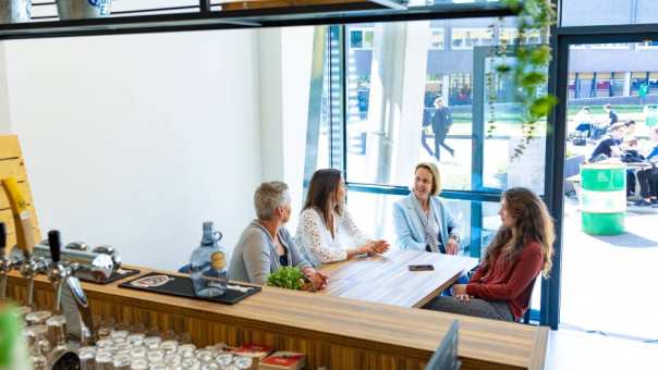 Post-hbo Bedrijfskunde, pauze, koffie, hangar, praten, gezellig, Ruitenberglaan 31, 2022