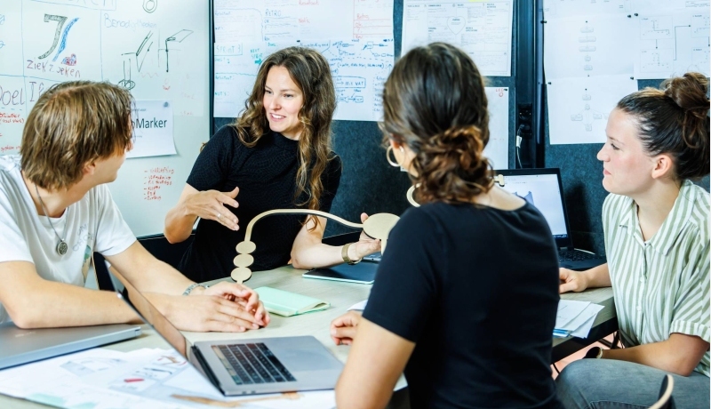 Studenten Industrieel Product Ontwerpen IPO werken samen aan een design project: Pepijn, Iris en Laila met docent Sylke