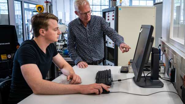automotive student aan het werk