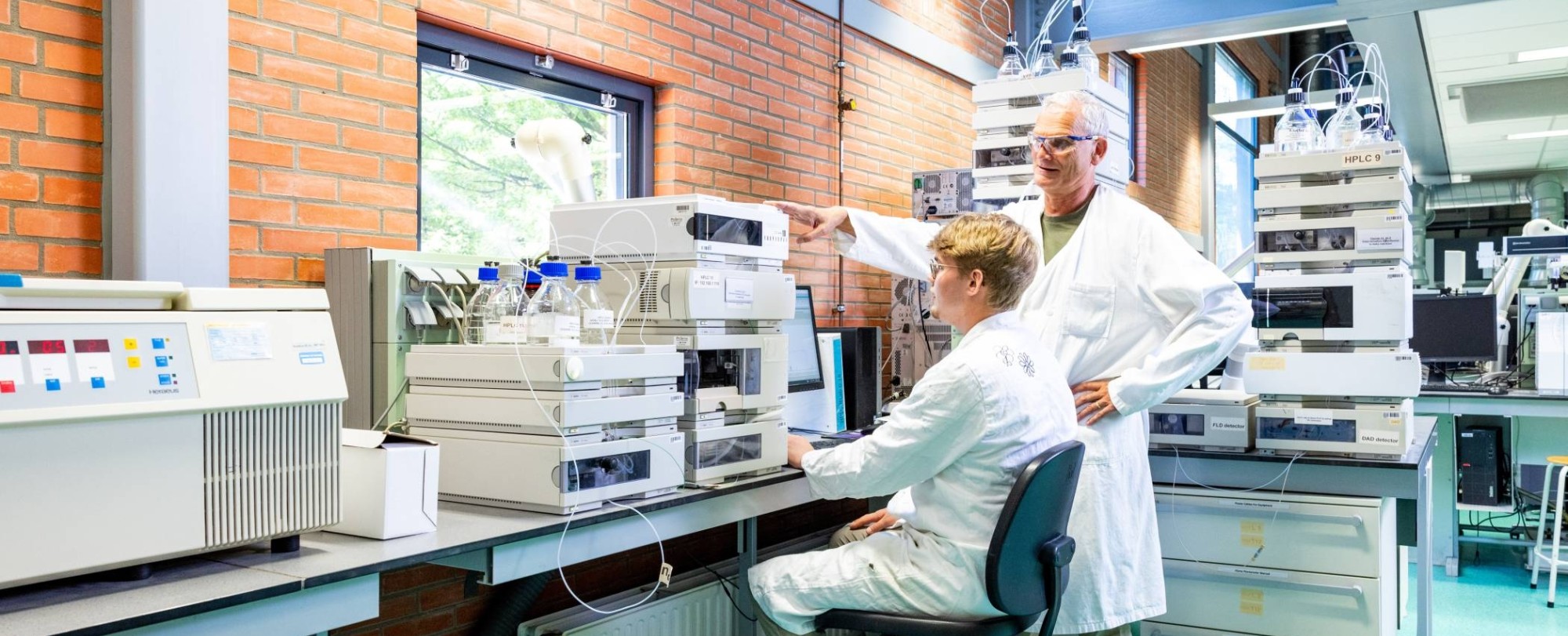 Deeltijdstudenten Chemie werken in een laboratorium.