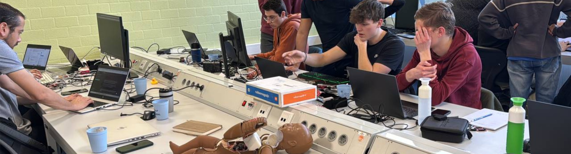 Sfeerbeeld van de hackathon voor het Utrechts UMC Wilhelmina Kinderziekenhuis als afsluiting van een semester programmeren bij Embedded Systems Engineering tijdens de Event Week van HAN Engineering en Automotive