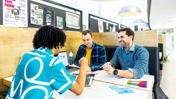 Studenten aan het werk voor een interactieve digitale toepassing