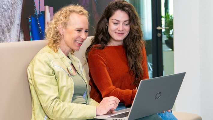 Deelnemers en docenten van de post-hbo opleiding Bedrijfskunde, in gesprek met elkaar op het plein voor Ruitenberglaan 31