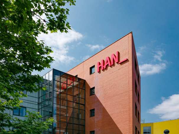 Arnhem, Ruitenberglaan 31, zijaanzicht, logo, signing, branding, han letters, parkeerplaats
