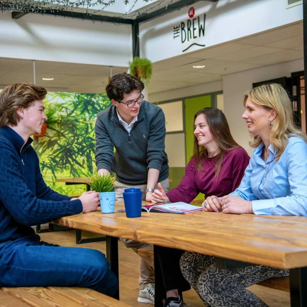 Studenten Logistics Management kletsen op de HAN