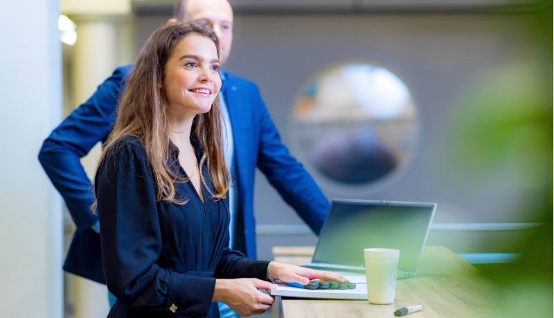 Student van de master Business Sales aandachtig luisterend naar medestudent.