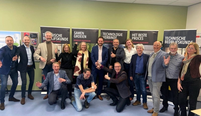 Groepsfoto tijdens de accreditatie van de opleiding Technische Bedrijfskunde van de academie Engineering en Automotive.