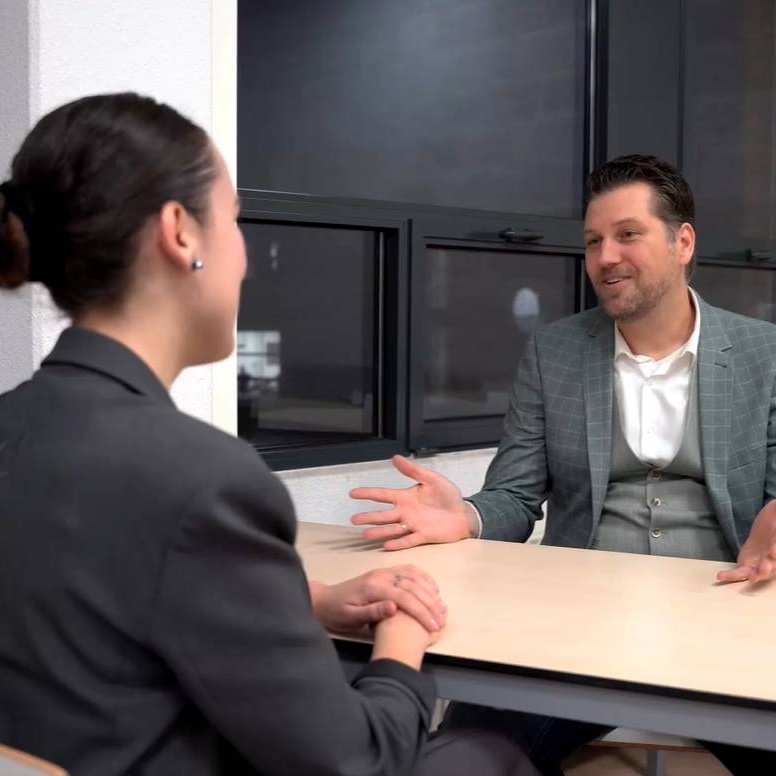 Docent met een studiekiezer in een adviesgesprek.