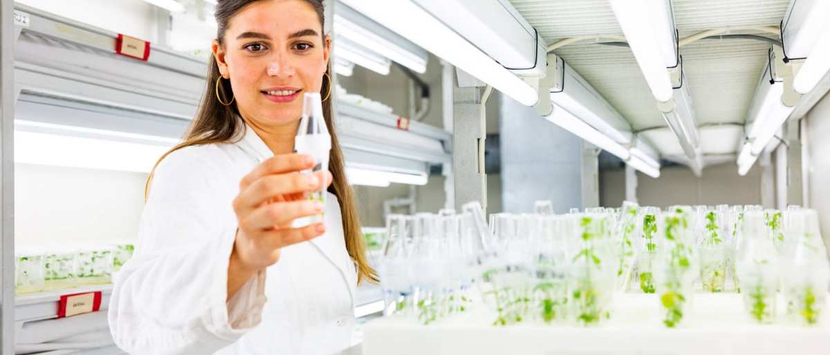 Student Nora in de plantencel