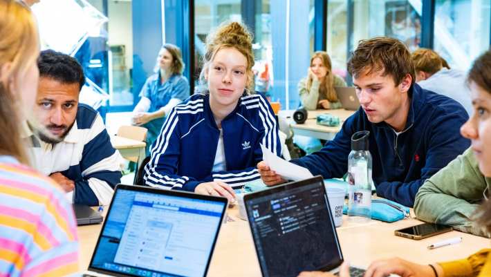 master sport en beweeginnovatie voltijd groepje studenten in gesprek met elkaar in de klas 2024