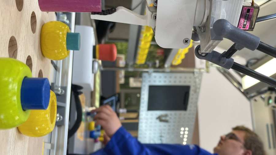 Robotics@HAN, Robotics at HAN. Industriële robot. Jongen in lab.