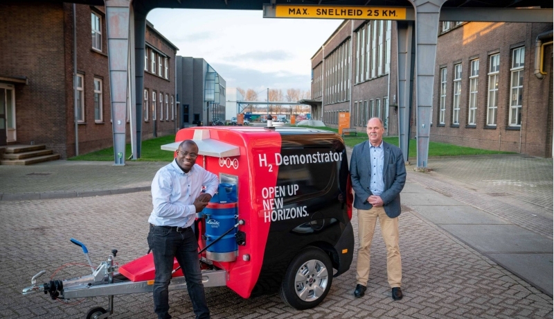 Balard Asare Bediako met John Bernand met de H2 Demonstrator. SEECE